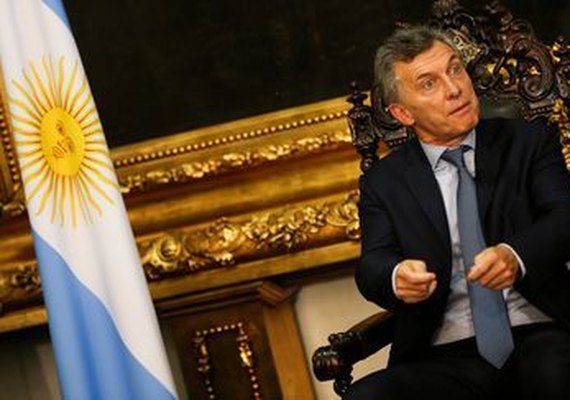 Macri anuncia fim de turbulência no câmbio, mas prevê tempos duros