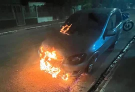Veículo é incendiado em via pública no bairro Baixão, em Arapiraca