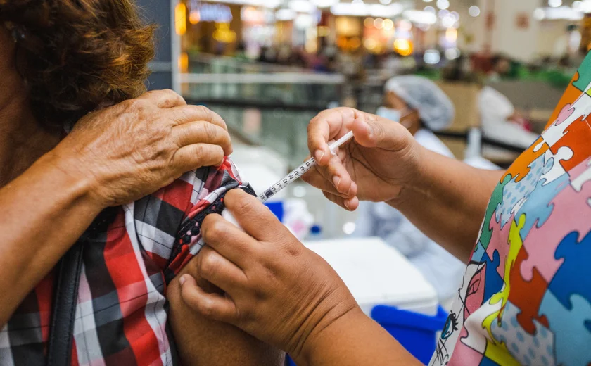 Saúde emite alerta epidemiológico sobre Covid-19 para o verão de 2025