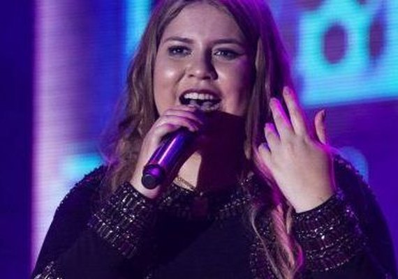 Vídeo! Marília Mendonça se arrisca no funk e leva tombo durante show em Maceió