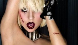 De fio dental, Lady Gaga mostra boa forma e tatuagens