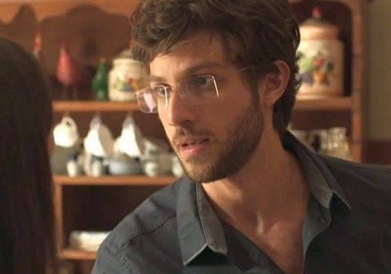 Danilo descobre que Thelma furou suas camisinhas e rompe com a mãe