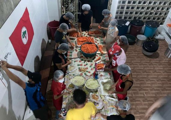 Natal Sem Fome: MST distribui mil refeições durante Ceia Solidária em Maceió