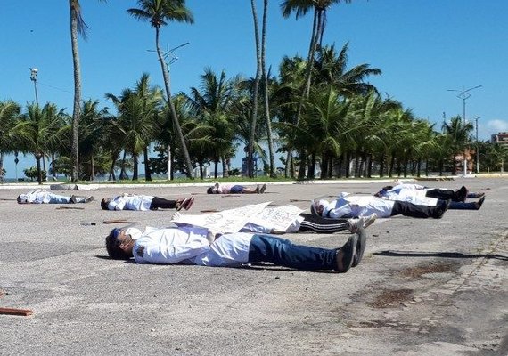 Profissionais de saúde de Alagoas realizam ato simbólico em Maceió