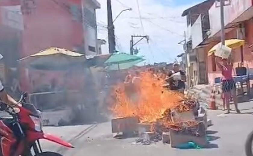 Protesto por falta de água bloqueia rua e provoca transtornos no trânsito no Jacintinho