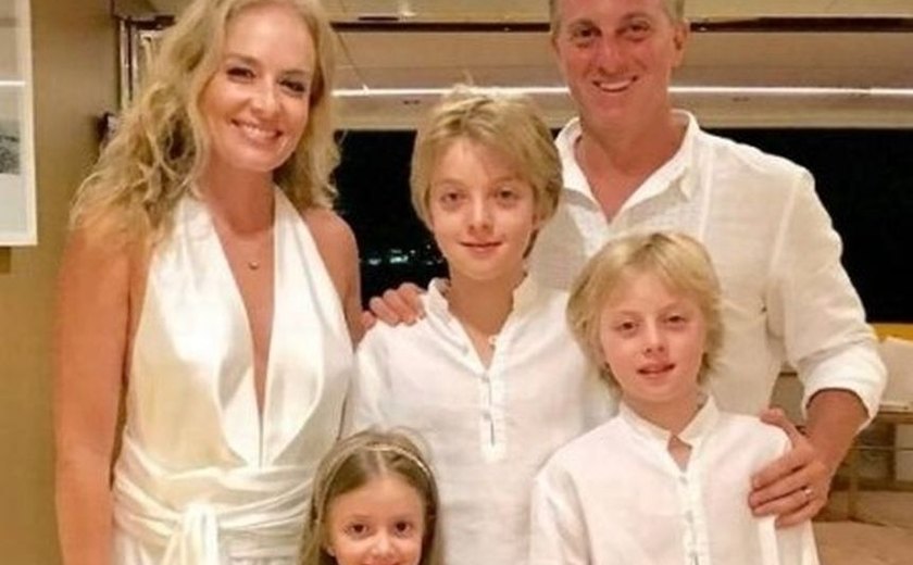 Apresentador Luciano Huck posta foto rara com Angélica e os três filhos