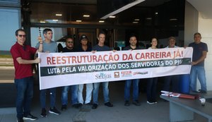 Servidores do Judiciário Federal fazem ato em defesa da reestruturação da carreira e recomposição salarial