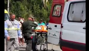 Jovem de 23 anos é socorrido após carreta tombar em Viçosa