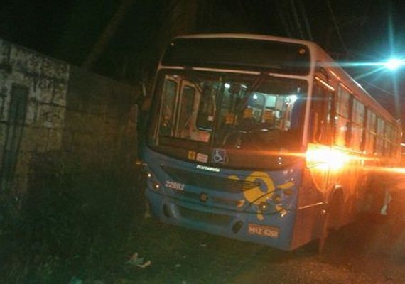 Homem rende motorista, assume controle de ônibus e bate em muro no ES