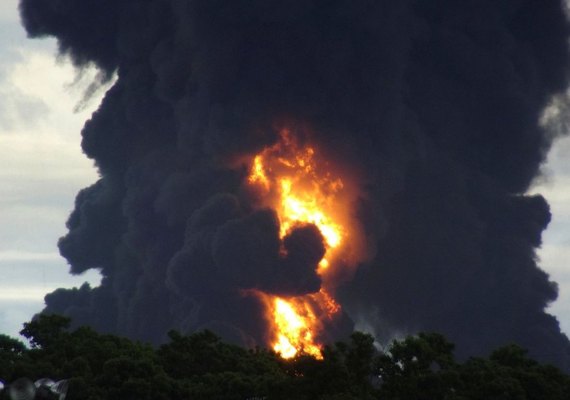 Incêndio de grandes proporções em refinaria no sul do México deixa feridos