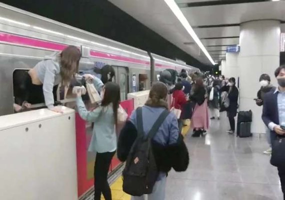 Homem com faca ataca passageiros em trem da capital japonesa