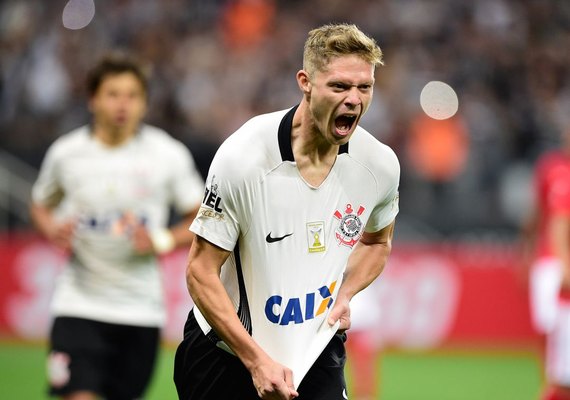 Corinthians conta com pênalti polêmico e afunda o Internacional no Z4