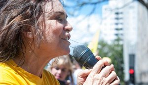 Atriz Regina Duarte participa de protestos em apoio à Operação Lava Jato