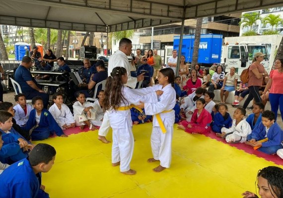 Semsc promove ação com entrega de kits para alunos do Judô na Guarda