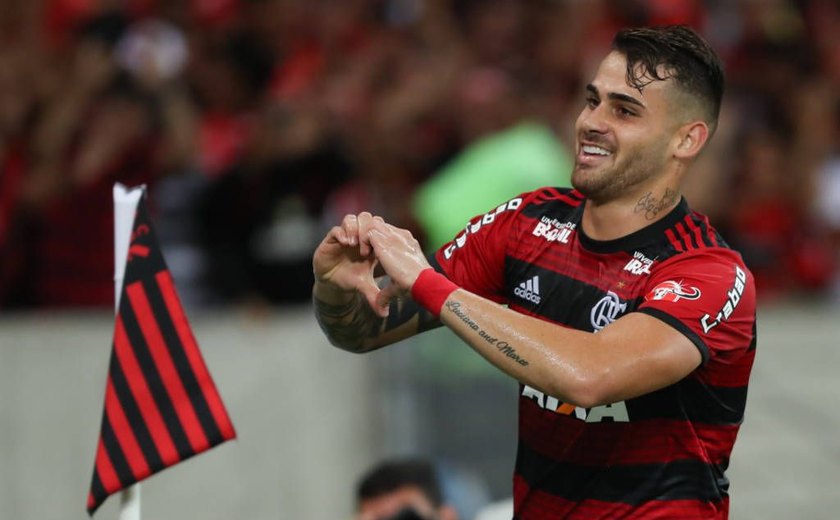 Flamengo passa pelo Corinthians no Maracanã e segue líder isolado