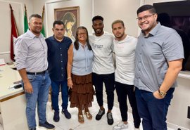 Em meio à crise no CSE, prefeita recebe jogadores e garante transparência sobre repasses