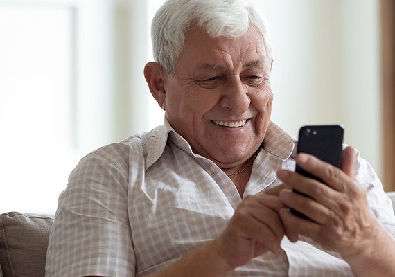 Com pandemia, idosos brasileiros acessam mais a internet e redes sociais