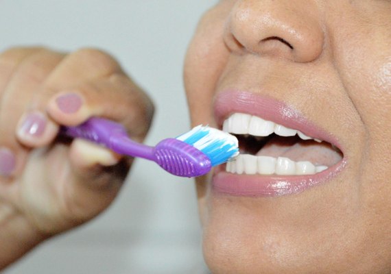 Cirurgiã-dentista da Sesau orienta sobre as medidas para evitar o câncer bucal