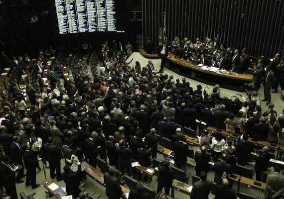 Câmara reinicia sessões na terça e pode votar denúncia contra Michel Temer