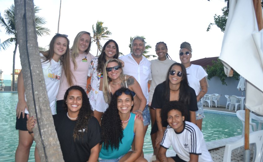 Jogadoras da seleção feminina passam férias em Maragogi à espera da convocação da técnica Pia Sundhage