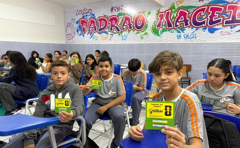 Alunos recebem tabela personalizada dos jogos da copa do mundo para acompanhar resultados das partidas