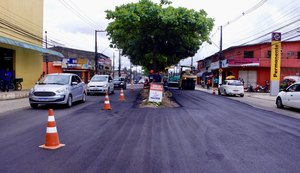 Avenida Benedito Bentes recebe 120 toneladas de asfalto