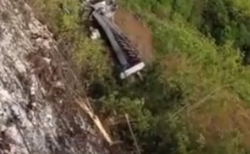 Condutor de caminhão fica ferido após veículo faltar freios e cair em ribanceira na Serra das Pias