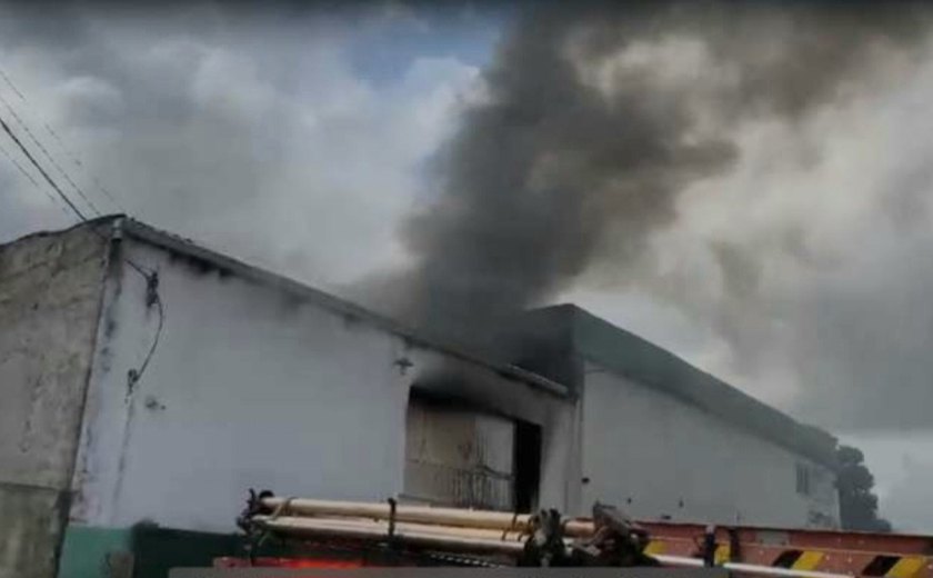Incêndio atinge depósito de materiais recicláveis em Arapiraca