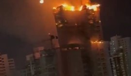 Vídeo: incêndio em Recife atinge prédio em construção