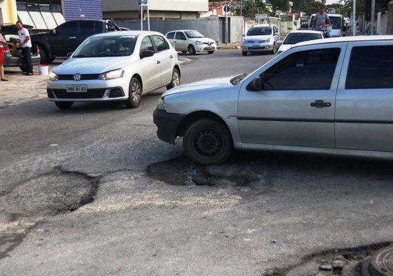 Em Maceió, chuvas causam transtornos e prejudicam serviços de tapa-buraco