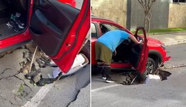 Carro cai em cratera após asfalto ceder na Ponta Verde