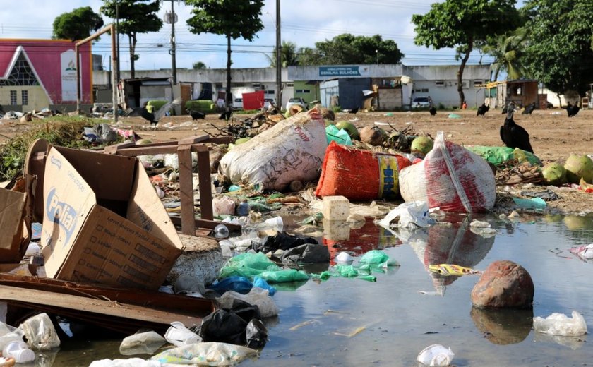 Descarte irregular de lixo em terreno incomoda moradores do Benedito Bentes II