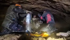 Socorristas resgatam cinco pessoas presas em caverna inundada no Laos