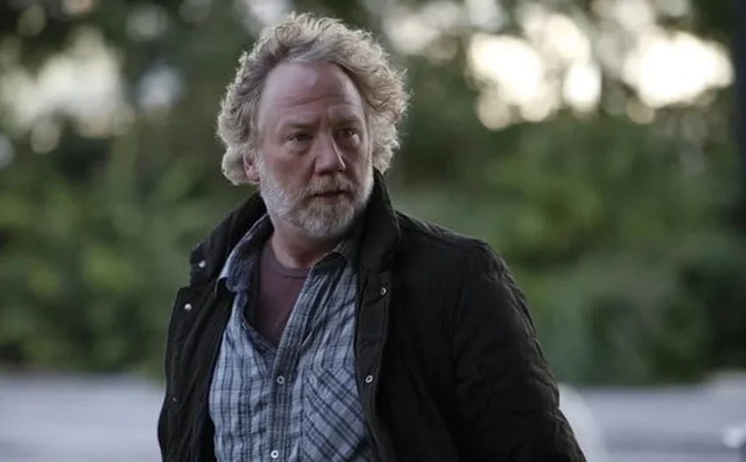 Astro da TV se entrega à polícia e nega acusações de abuso infantil