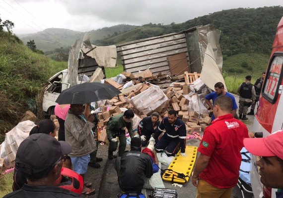 Caminhão tomba na AL-110; acidente aconteceu entre cidades de Viçosa e Chã Preta