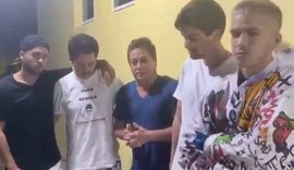 Carro com filhos e sobrinho de Leonardo sofre acidente, capota e cai em córrego