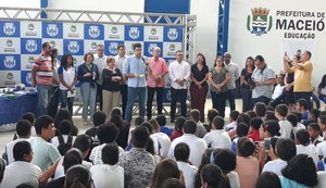 Prefeito entrega reforma de quadra poliesportiva de escola