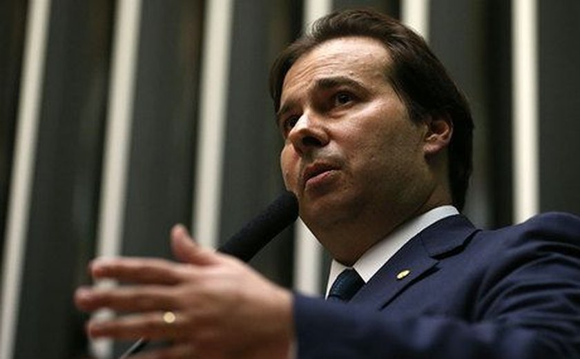 Rodrigo Maia diz que revisão de meta é 'jeitinho' e que coisas 'não caminham bem'