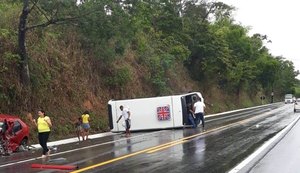 Colisão frontal entre Palio e micro-ônibus deixa um morto e feridos em Branquinha