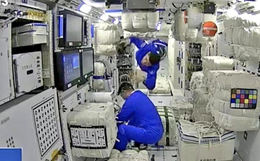 Astronautas chineses começam a fazer da nova estação espacial seu lar