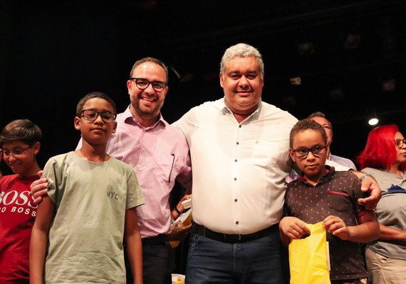 Sesc entrega gratuitamente cerca de 500 óculos em Alagoas