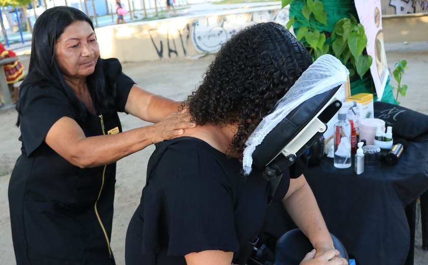Uma massagem relaxante em plena praça no Conjunto Joaquim Leão