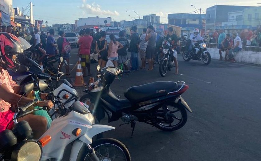 Homem é assassinado a tiros em frente a loja de peças de motocicleta no Centro de Maceió