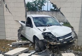 Carro derruba muro de condomínio no Antares