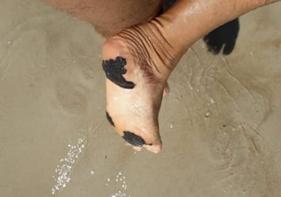 Mancha de óleo já atinge 15 praias de Alagoas