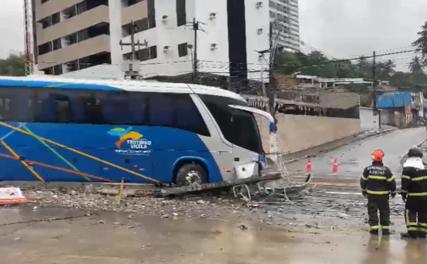 Ônibus da Prefeitura de Teotônio Vilela bate em poste na Leste-Oeste e fiação cai em cima do veículo