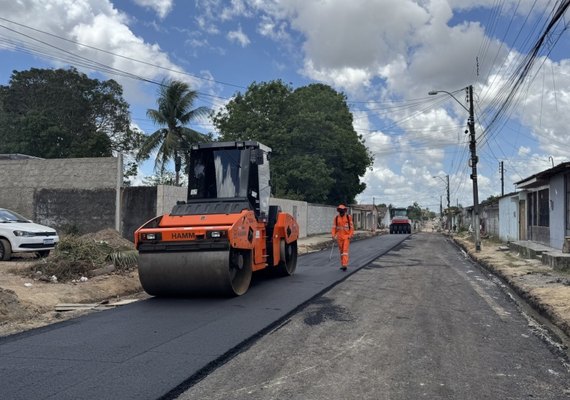 Ruas Divaldo Suruagy e Tancredo Neves recebem pavimentação no Village Campestre