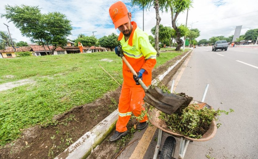 Mais de 100 trabalhadores atuam diariamente na limpeza da orla lagunar