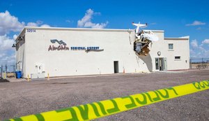 Pequeno avião bate em prédio no Arizona; instrutor e aluno são levados a hospital