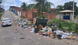 Lixo volta a se acumular em rua do Conjunto Carminha